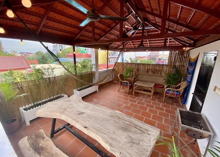 Modern 2-Bedroom Townhouse With Rooftop Terrace